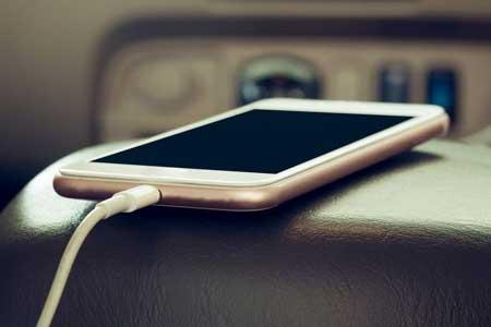 چرا نباید تلفن همراه را در ماشین به شارژ بزنیم؟